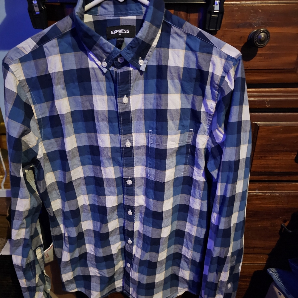 !!.         Young mens S 14-14 1/2 shirt.   S2